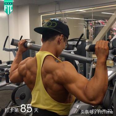 踢足球健身男,踢踢球跳跳舞