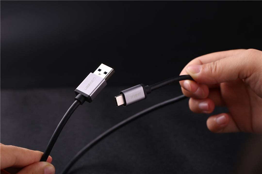 手机数据线接口也有鄙视链？看看你的手机数据线在哪个位置