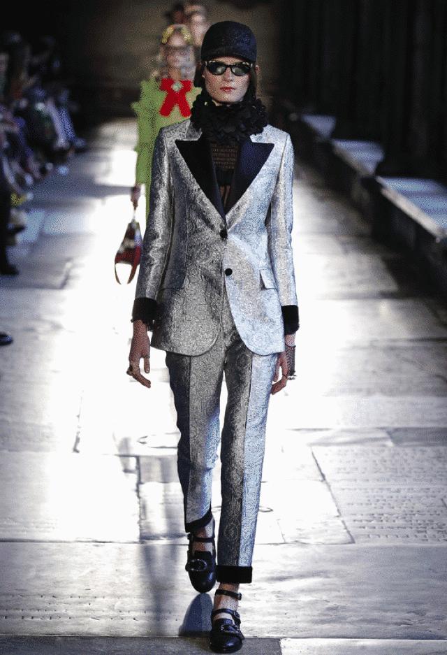 运动条纹星星包，亮闪闪鱼尾裙，从前穿灰布旗袍的王乐君居然这么时髦！