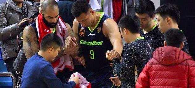 杜锋为什么在场边吹口哨,一语道破一针见血