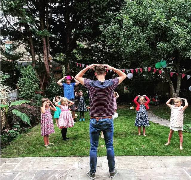 一个娃就够呛了，家有四个小公主怎么办？