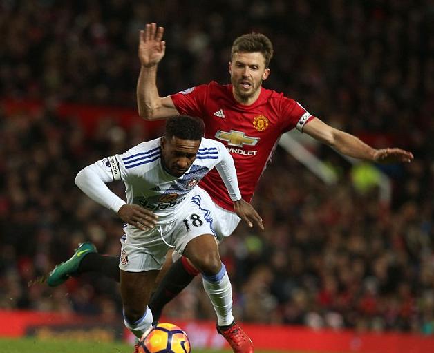 邮报：曼联老将卡里克寒风中享用冰激凌