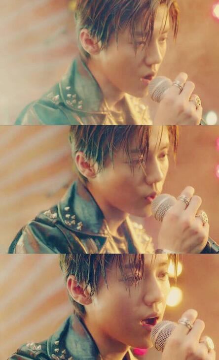 耿直鹿晗真是好脚力，身高不够，踮脚来补，带动大家一起踮起来