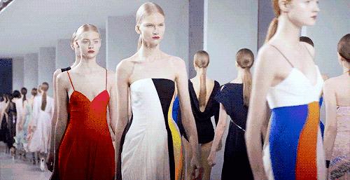 杨紫街拍和杨幂撞衫,街拍女王杨幂最新机场造型