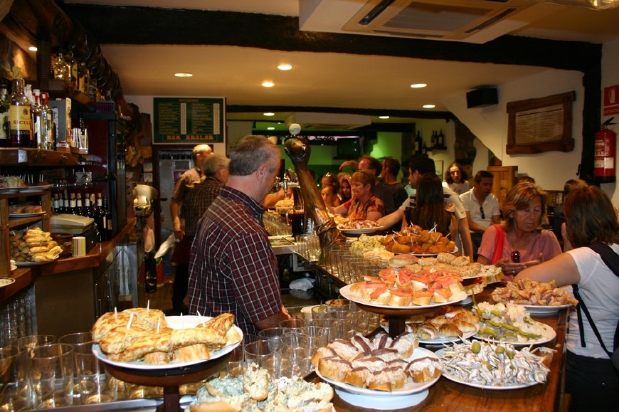 西班牙人爱吃啥,西班牙人吃生猪肉