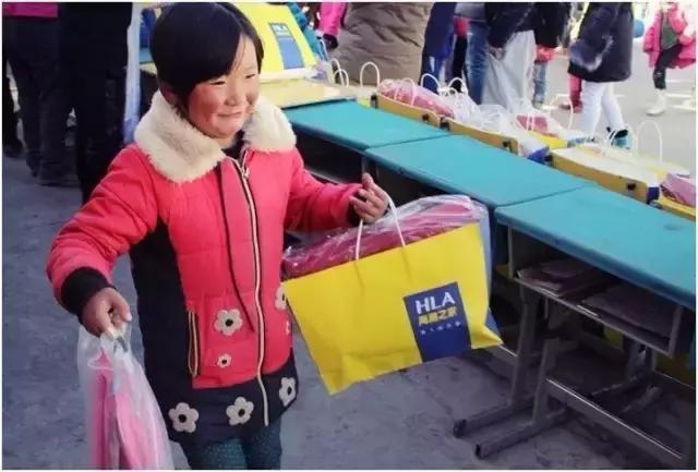 陈乔恩刘雯宋佳争着穿,那些年丑哭的国产牌子终于时髦上天!