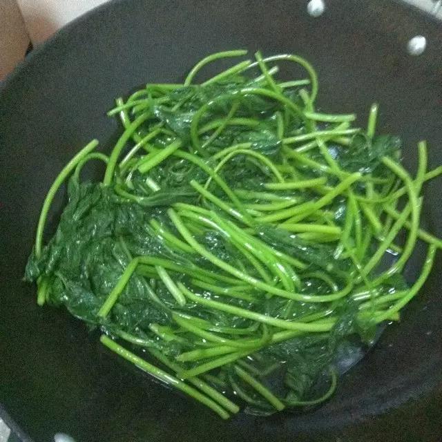 叶子像蒲公英根像人参是什么植物 (哪几种树的叶子可以当菜吃)