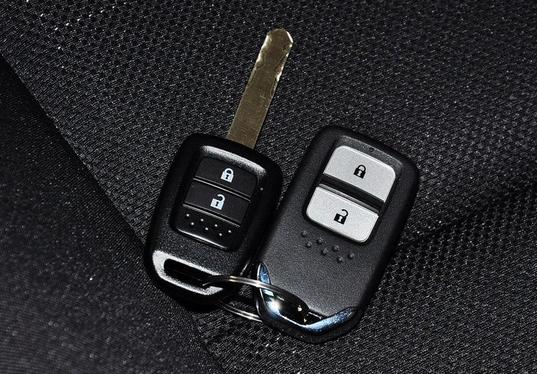 suv怎么从车内打开后备箱,为什么suv的后备箱不是弹开的