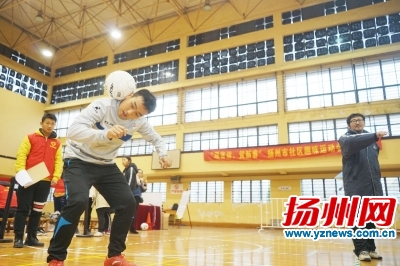 扬州足球赛,足球场花式颠球