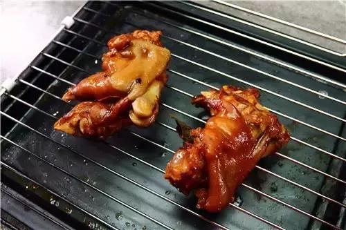 不卤的猪蹄怎么烤,如何卤出外面卖的那种猪蹄