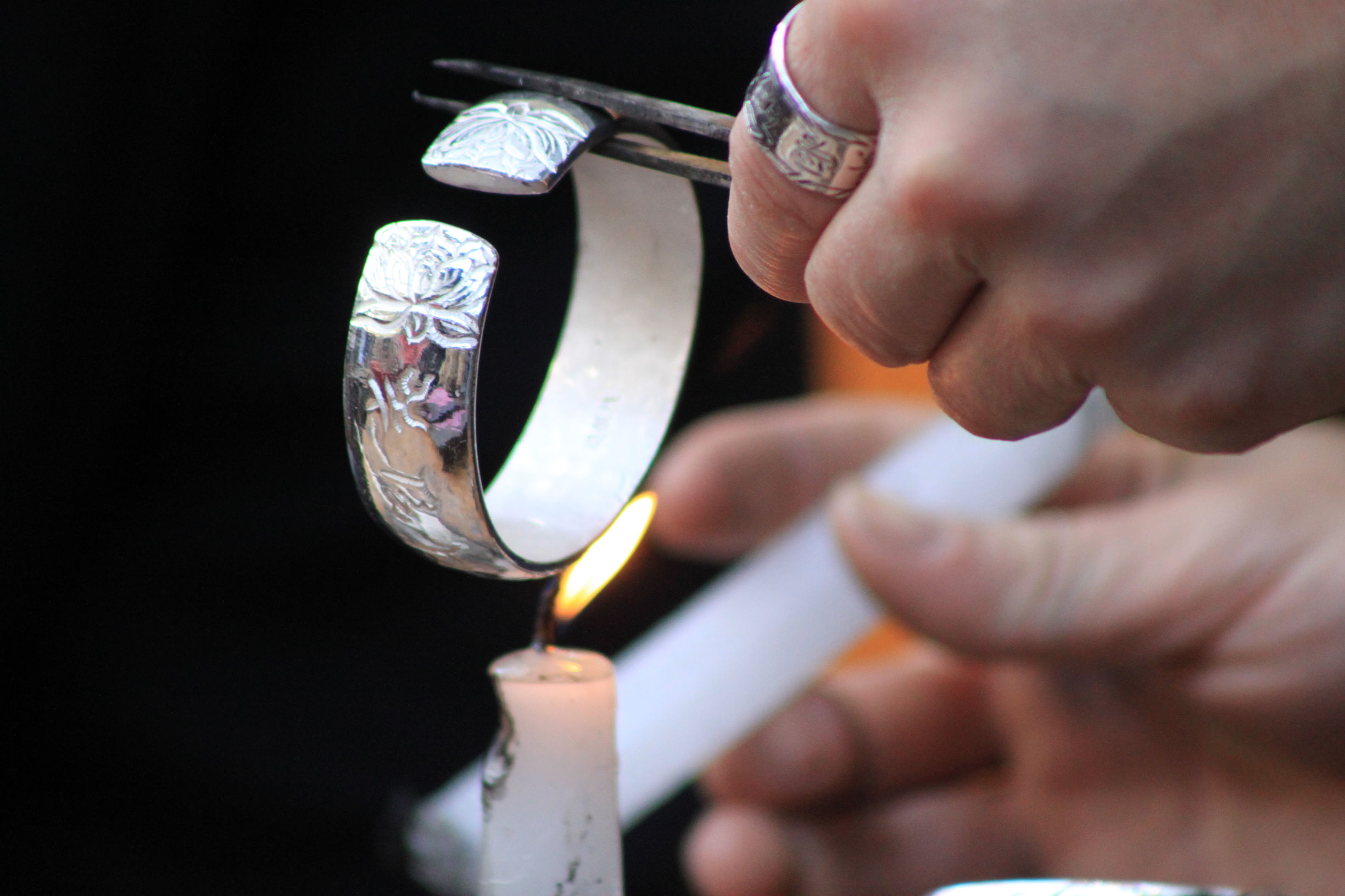 纯银手工打磨视频,手工打磨银品全过程