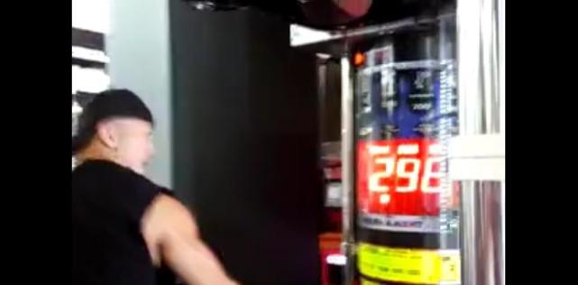 一龙重拳889磅接近泰森,虐400斤美保镖,11秒KO法冠军