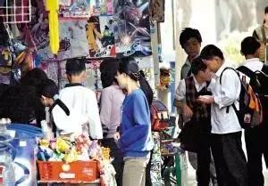 以前一放学就能看到的士多，现在也越来越少了。。。