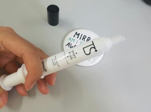 下巴和鼻子周围长痘痘,为什么鼻子周围红红的长痘痘痒