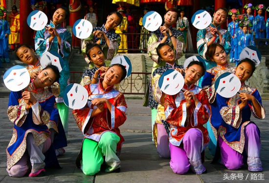 满族人过年有讲究：年猪不得有白毛，还要请乌鸦来吃肉？