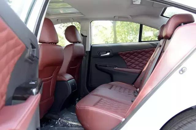 这中型车顶配12万，标配无钥匙套件，但公子都不开难怪销量几百