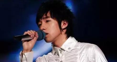 烧伤事件双方粉丝互撕六年，他们承受无尽痛苦，却总是被揭旧伤疤