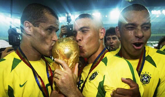 去国外领养难民孩子到中国困难吗,巴西贫民窟孩子的足球水平