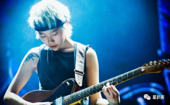 窦靖童孝顺,窦靖童照片被夸有个性