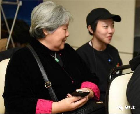 窦靖童孝顺,窦靖童照片被夸有个性