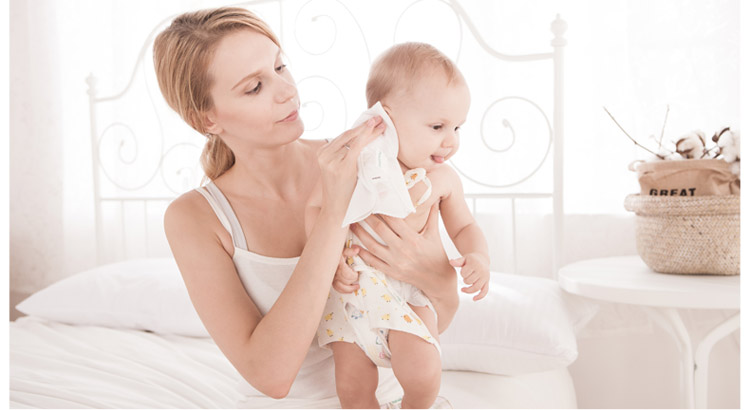 如何用毛巾擦宝宝皮肤,婴儿用热毛巾擦身体会不会湿疹