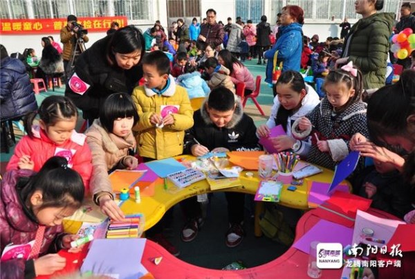 南阳：小手做出爱心卡新年感恩表祝福