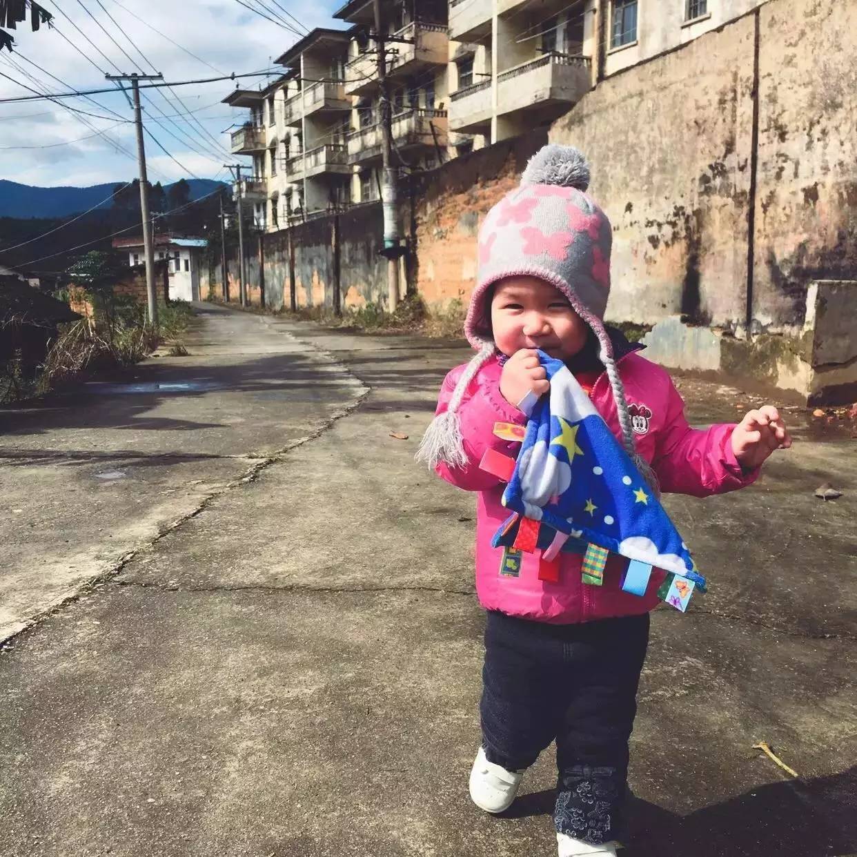 读者来稿丨抱着邦尼兔睡觉、拎着定型枕逛街、在公园里给土豆推秋千……小朋友的安抚物大集合！