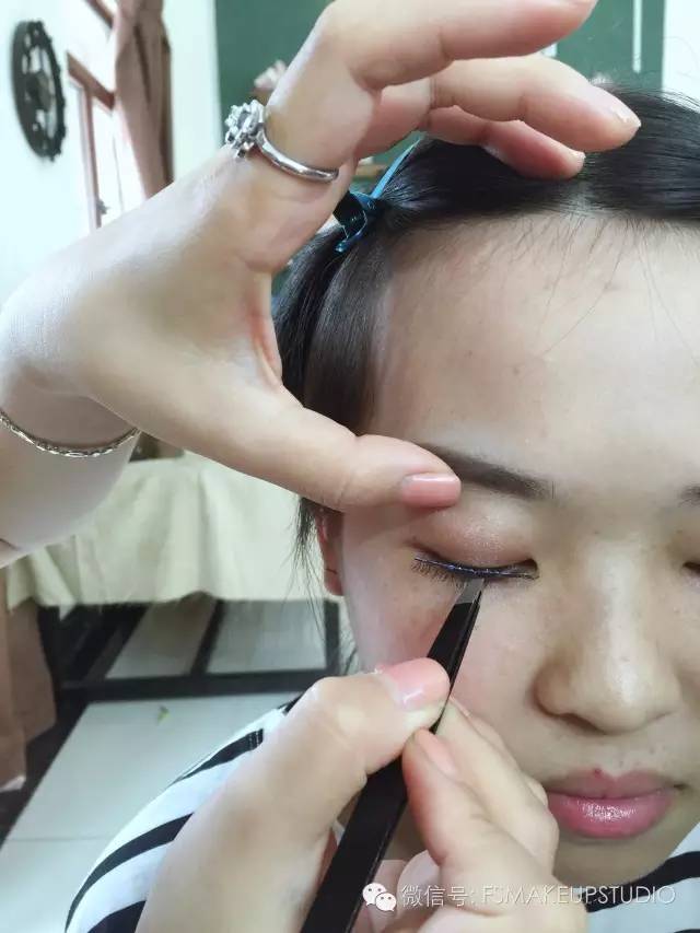 单眼皮双眼皮一单一双,单眼皮调整眼型的方法