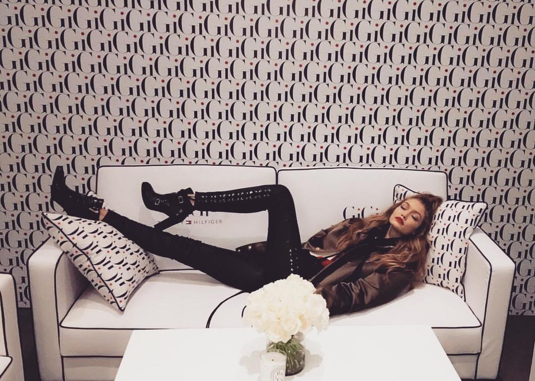 品牌们吸豪门小公主的欧气吸到上瘾，巴黎世家哼：我就是豪门！