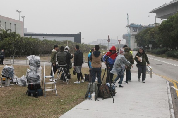刘德华带朱丽倩回娘家视频,刘德华回泰国了吗