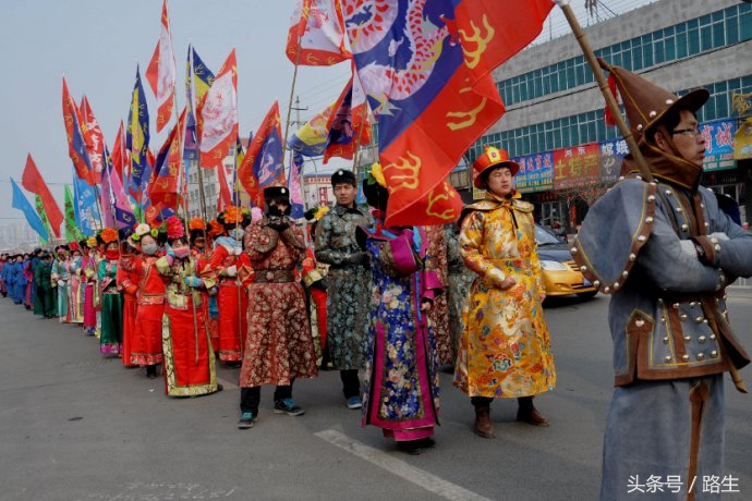满族人过年有讲究：年猪不得有白毛，还要请乌鸦来吃肉？