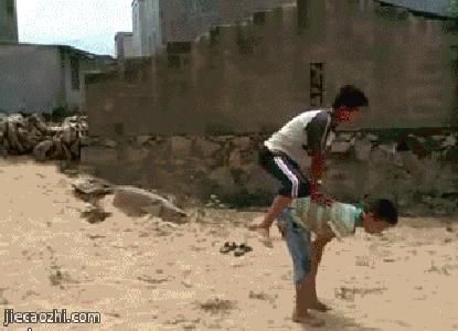 广东地铁老外挑衅被打视频,在地铁上挑衅老外