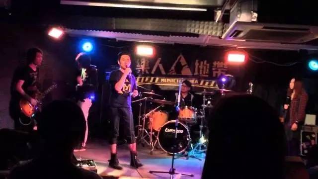 去另一个城市看livehouse,每去到一座城市都要去看看风景