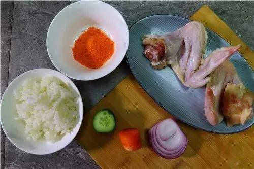 今天来分享一道鸡翅包饭的教程,如何制作正宗鸡翅包饭
