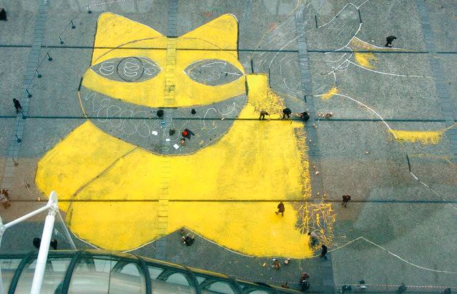 有一个街头艺术家把一只猫涂遍了巴黎，后来它遍布了全世界