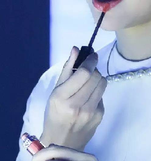 董卿口红蜜汁抢头条，这支网RED口红究竟是哪款？baby杨幂刘诗诗迪丽热巴……女明星同款唇色你也可以get！