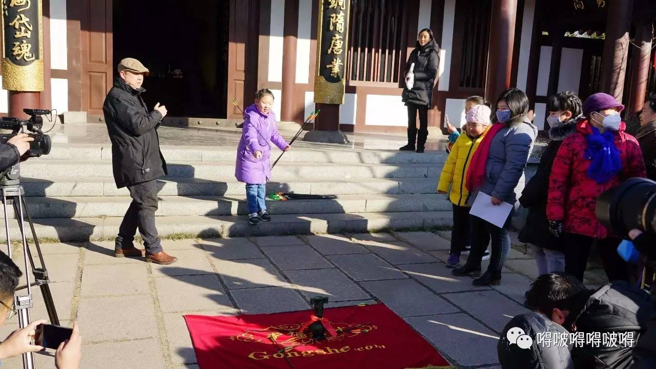 过年啦贴春联,过年时贴门神的习俗