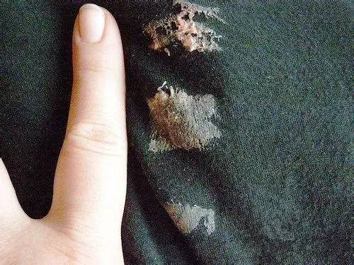 新衣服洗完后有油渍是怎么回事,衣服上弄了油渍洗不掉要怎么处理