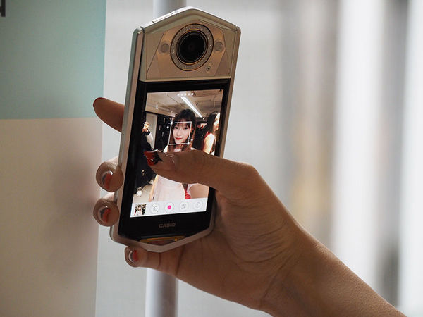 卡西欧自拍神器tr750怎么换电池,卡西欧tr750拍照效果