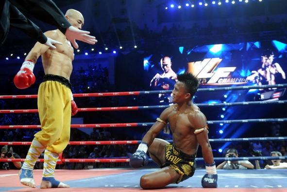 一龙致敬成龙，赞大哥最能打，不用替身险丧命，KO播求可成一哥