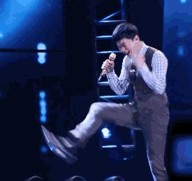 张杰下腰歌唱,张杰大张伟开场舞