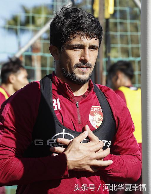 众将勤练佩帅开小灶阿洛“飞鞋”戏耍门将（GIF）