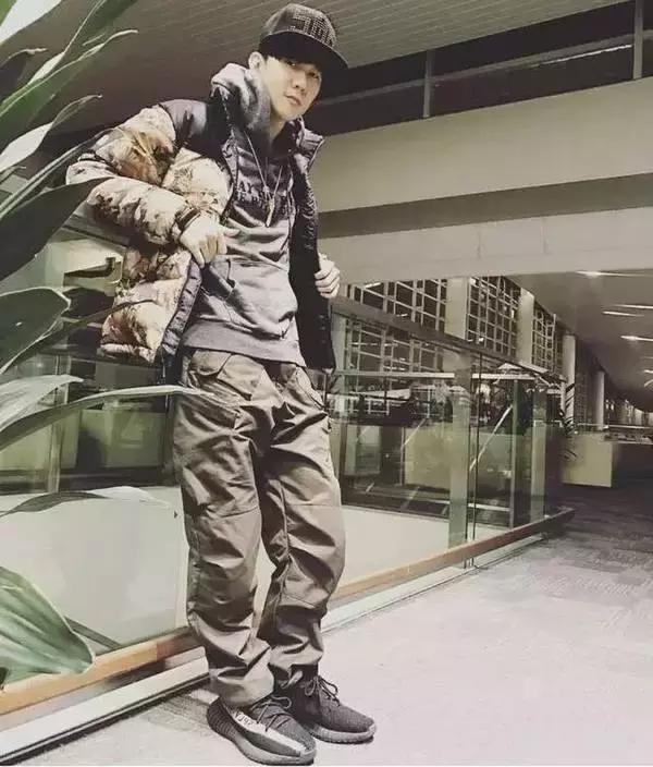 假yeezy有哪些,穿假yeezy能看出来吗