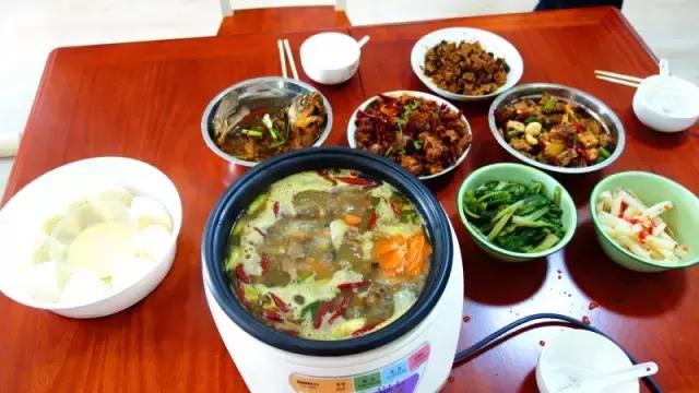 千里奔波只为一年一顿的年夜饭,记忆中的年夜饭人间至味是团圆