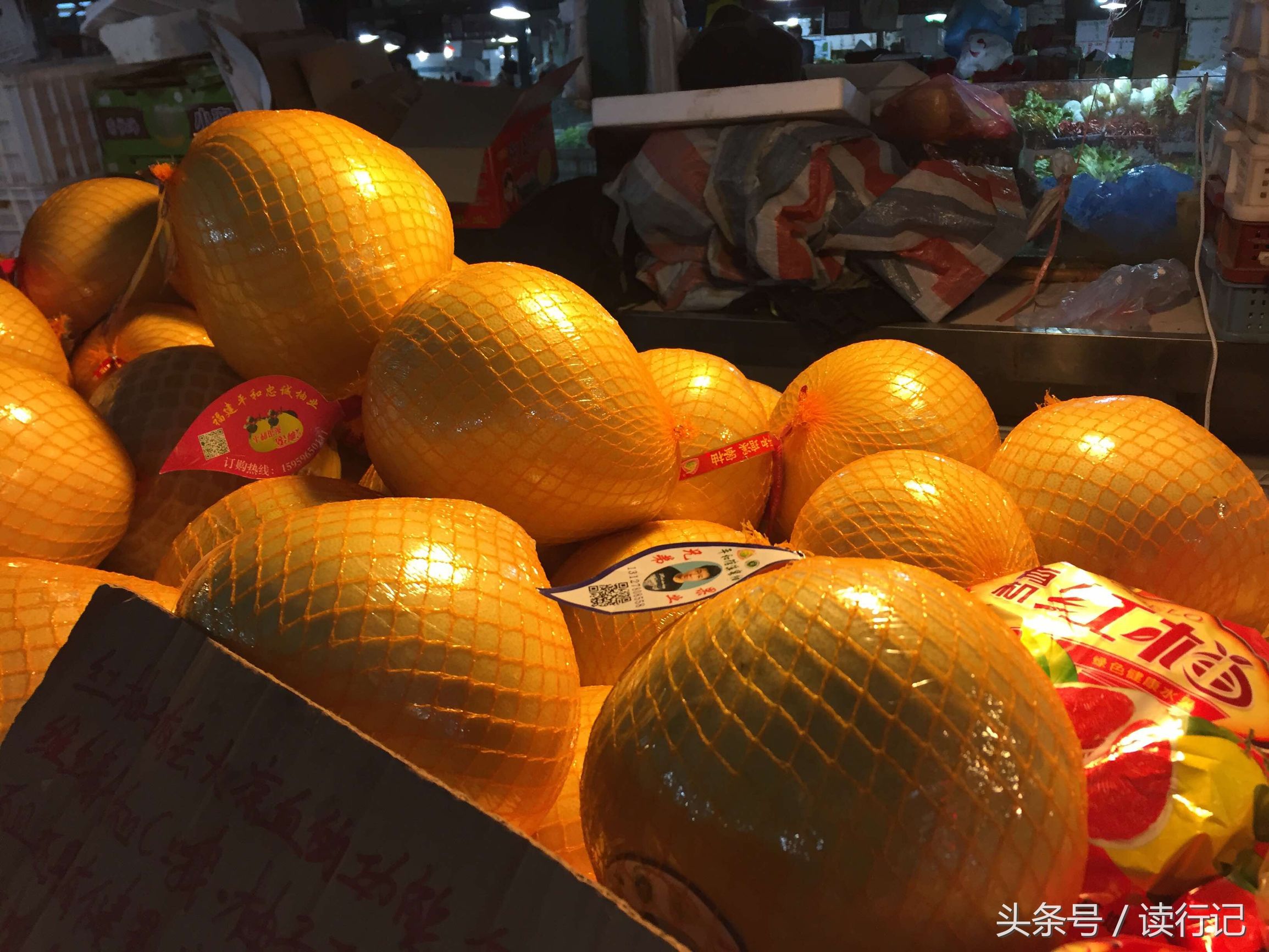 90后年轻夫妻过年不回家，摆摊卖水果日入五千元