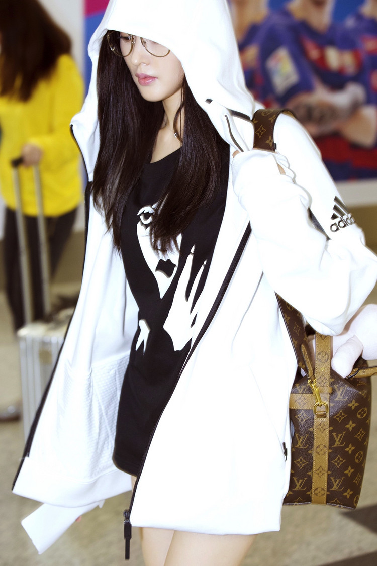 张天爱鳄鱼与牙签鸟长腿,万人迷的长腿美女张天爱