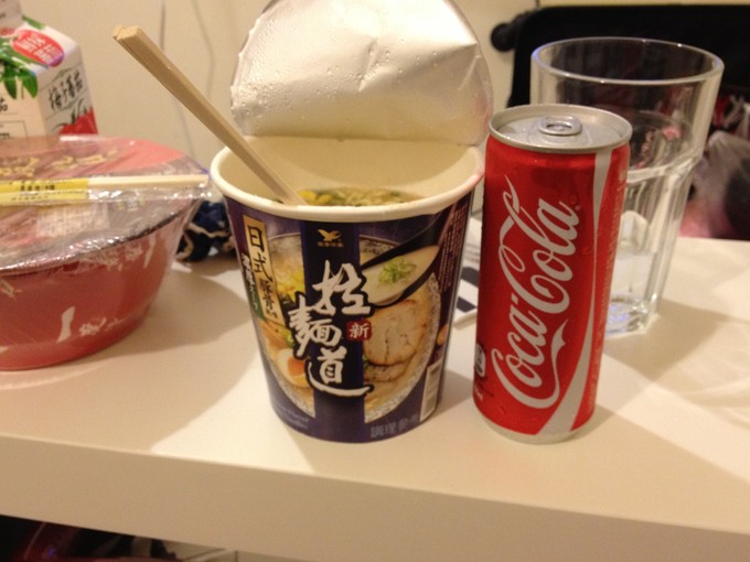 吃泡面不能喝汽水吗,吃泡面为什么不能喝汽水