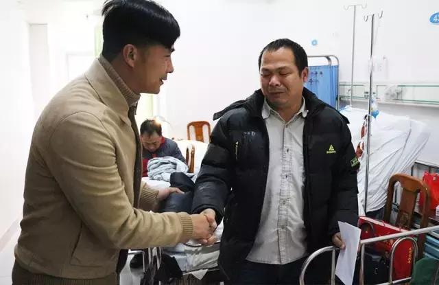 公益行梅县铁汉足球俱乐部为“小洋”献爱心