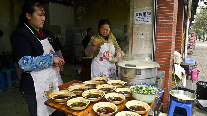 重庆生意火爆的苍蝇面馆子,解放碑附近的重庆小面馆