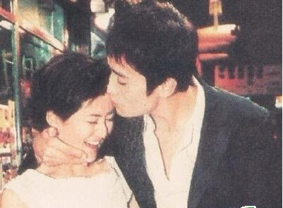 刘烨抱着老婆秀恩爱,刘烨带新媳妇回农村老家